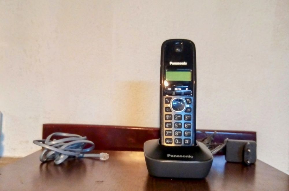 Vând telefon fix Panasonic fără fir, model KX-TG1611FX