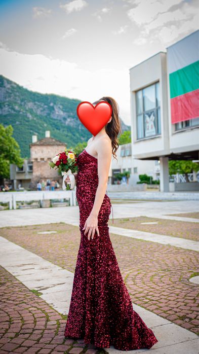 Продавам балната си рокля Caviar, модел Hollywood Red Sequins