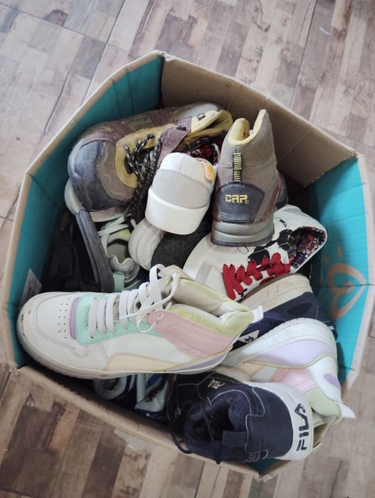 Adidași de vânzare