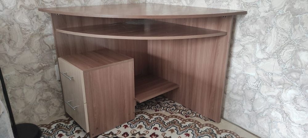 Продам угловой компьютерный  стол