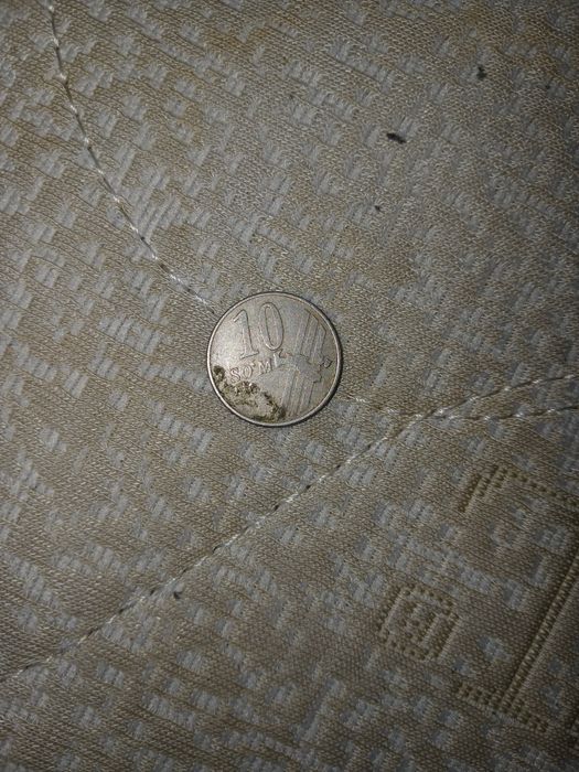 монетку 10 сом 2001 года