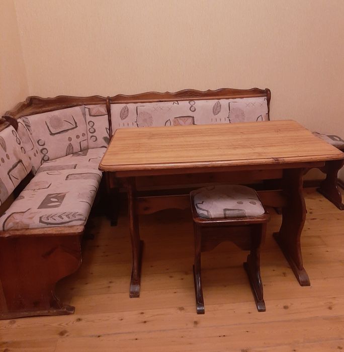 Уголок со столом для кухни