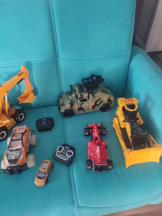 Mașinuțe cu baterii și telecomanda