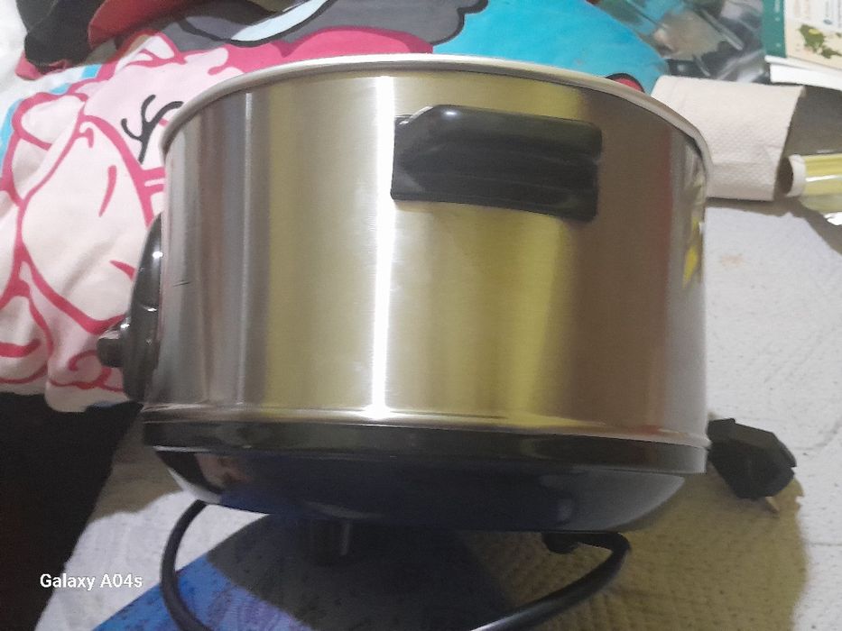 Vând 2 oale electrice noi