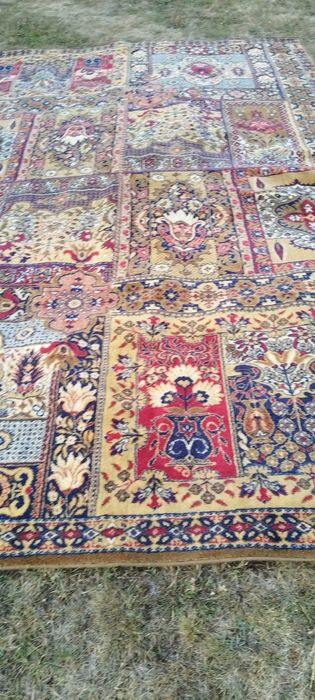 Продава се тип персйски килим размери245 на390см.цена600лв