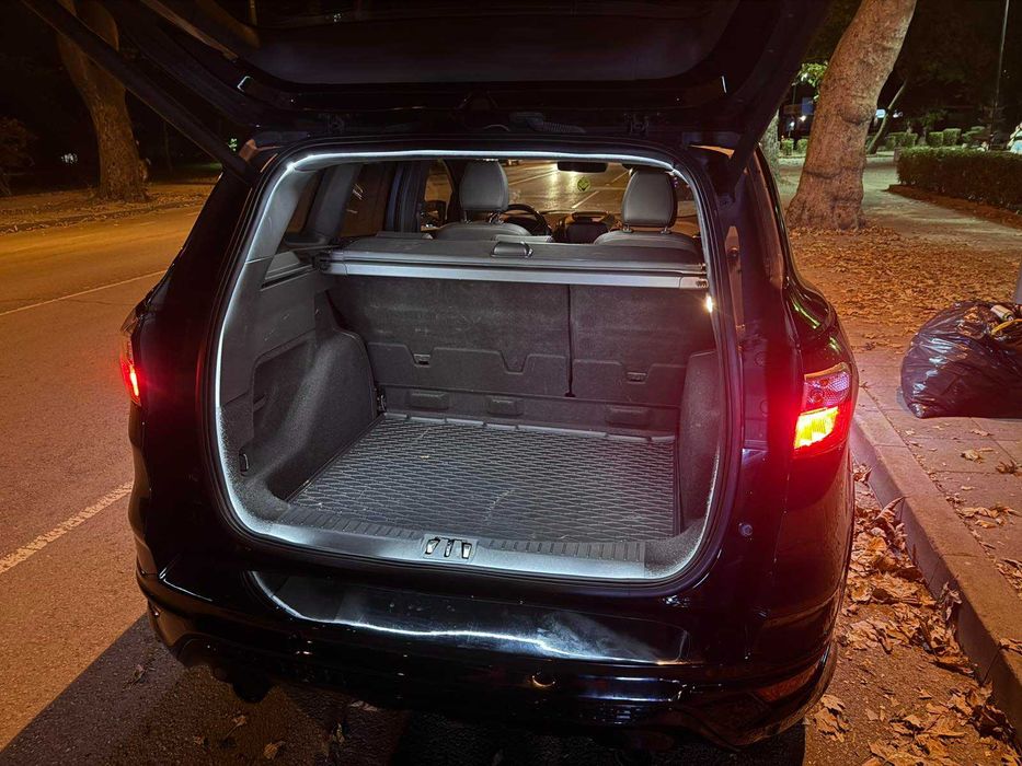 Ford Kuga (MK2.5) / Ford Escape (MK3) LED лента за багажник Plug & Play