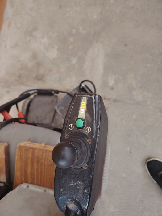 Scaun rotile electric
