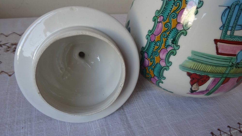 Ваза с капак от Азия, дфинджифилов буркан.