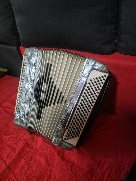 Vând acordeon italian Sonola 120 basi