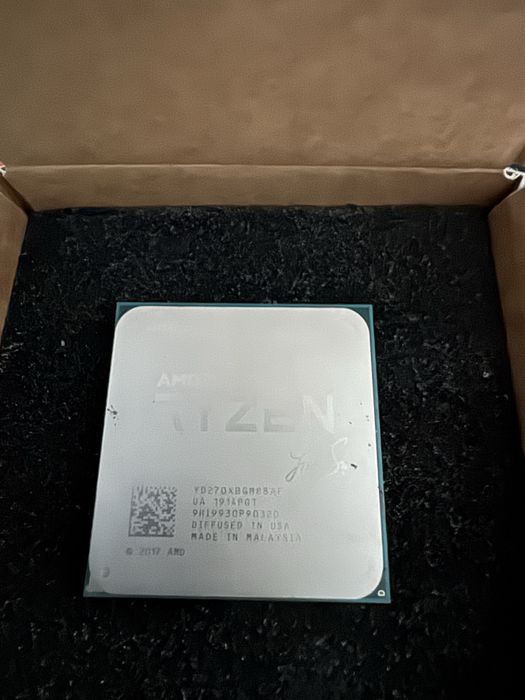 AMD Ryzen 7 2700X – procesor 8-core / 16-thread, stare foarte bună