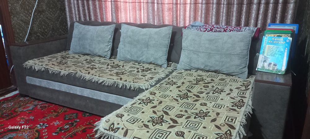 Mehmonxona uchun ugalok va divan