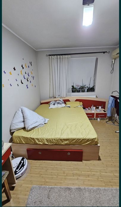 Vând mobila dormitor, canapea extensibilă, uși termopan, birou și scau