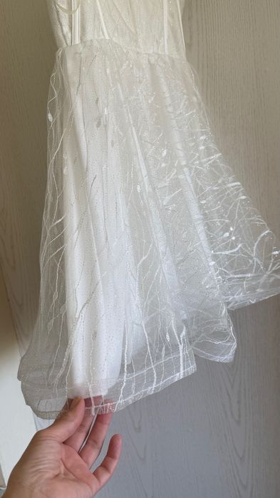 Бяла празнична рокля