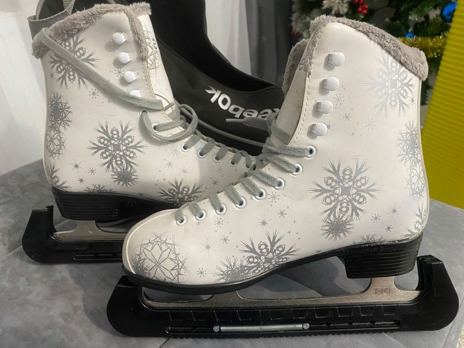 Коньки Reebok с сумкой и чехлами