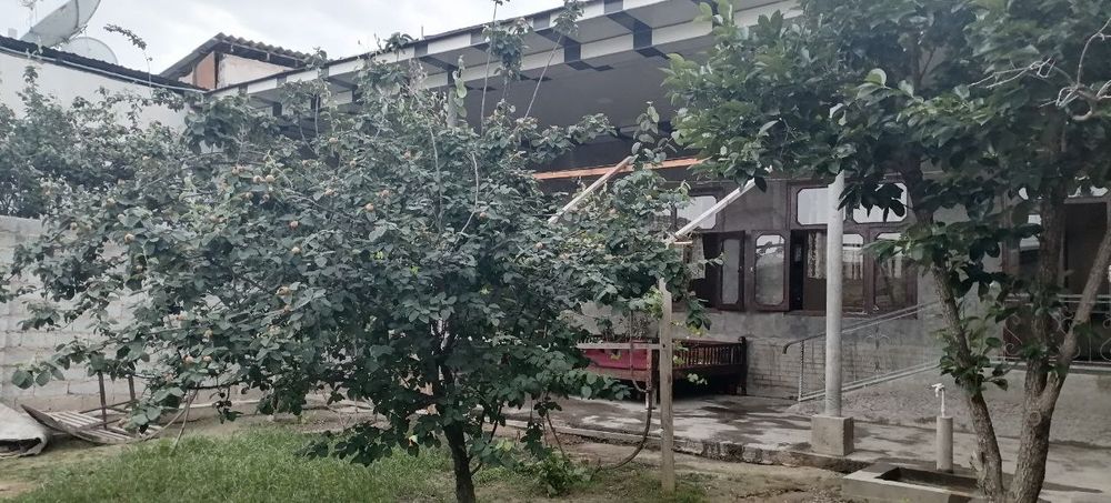 Tayyor uy sotiladi 8 sotix 10 xona