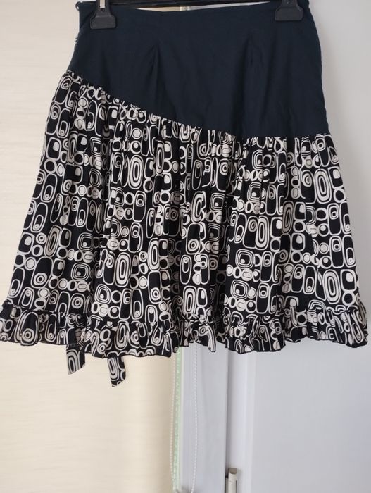 Rochiță cu volane cu model geometric,prezinta buzunar,volane suprapuse care ofera volum