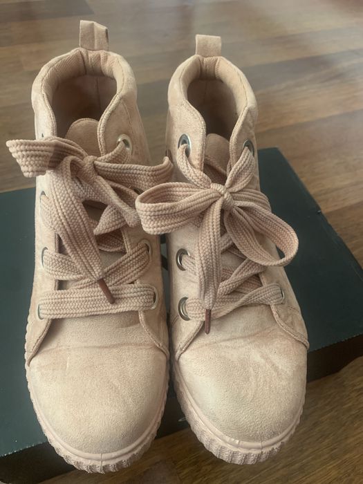 Обувки в цвят пепел от рози