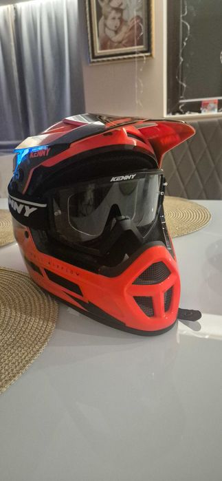 Каска за колело с очила