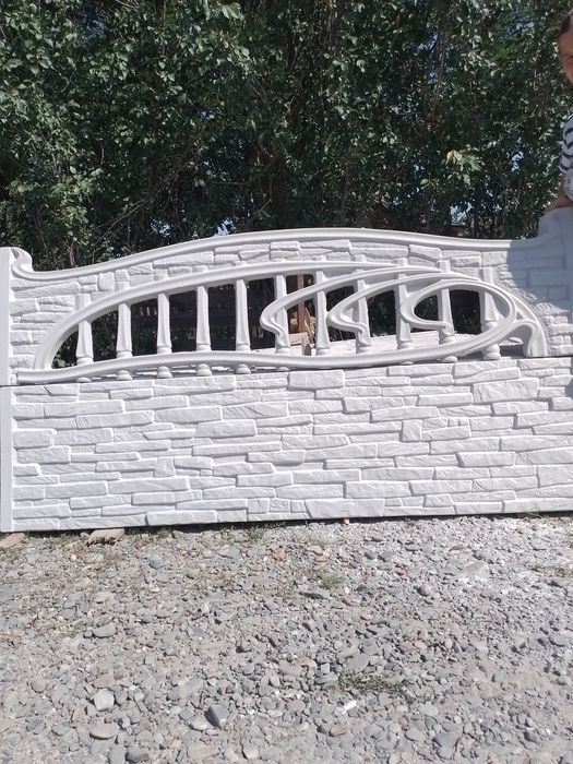 Gard  beton  plăci  și stâlpi