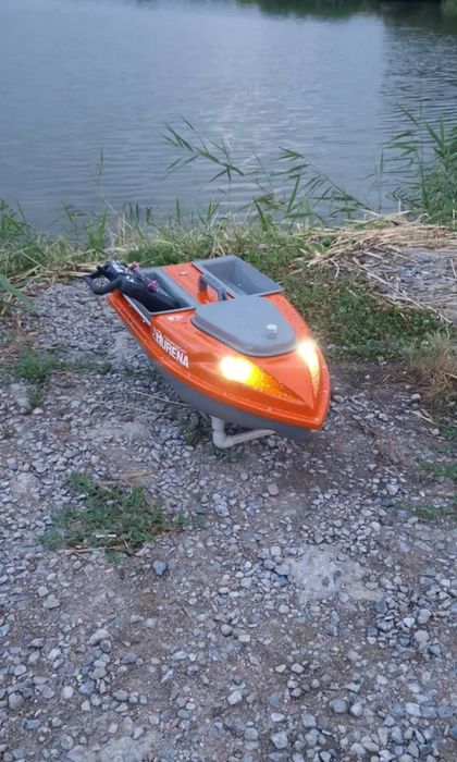 Прикормочный карповый кораблик