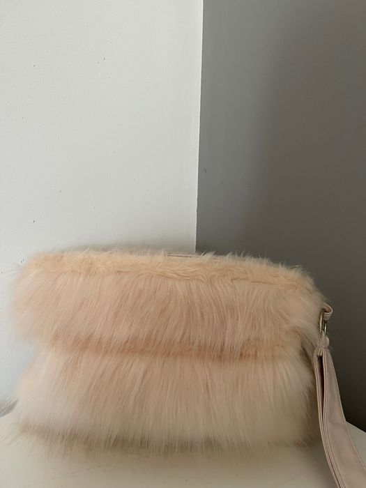 Дамска чанта на Guess