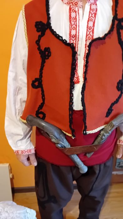 Мъжка  носия.  Пищимал червен,син