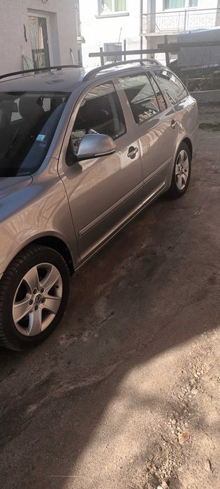Автомобил