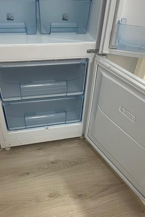 Srochna olsela kelishib beraman Muzlatgich srochna sotiladi POZIS YANG