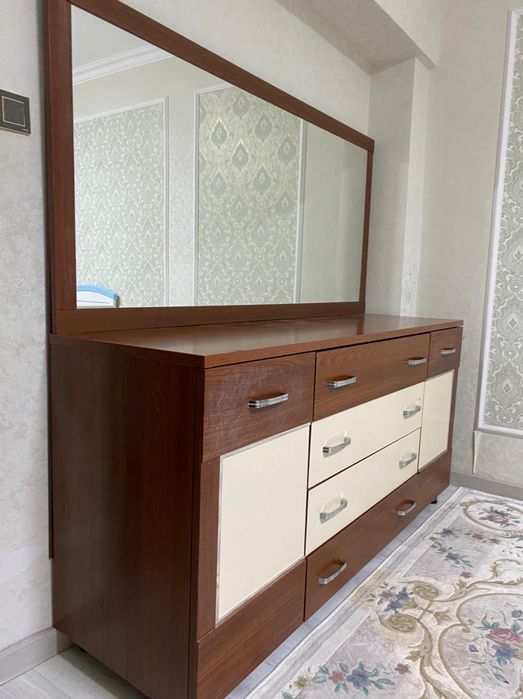 Комод с зеркалом