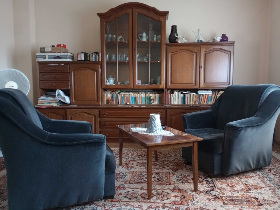 Mobila de sufragerie din lemn masiv si canapea cu 2 fotolii