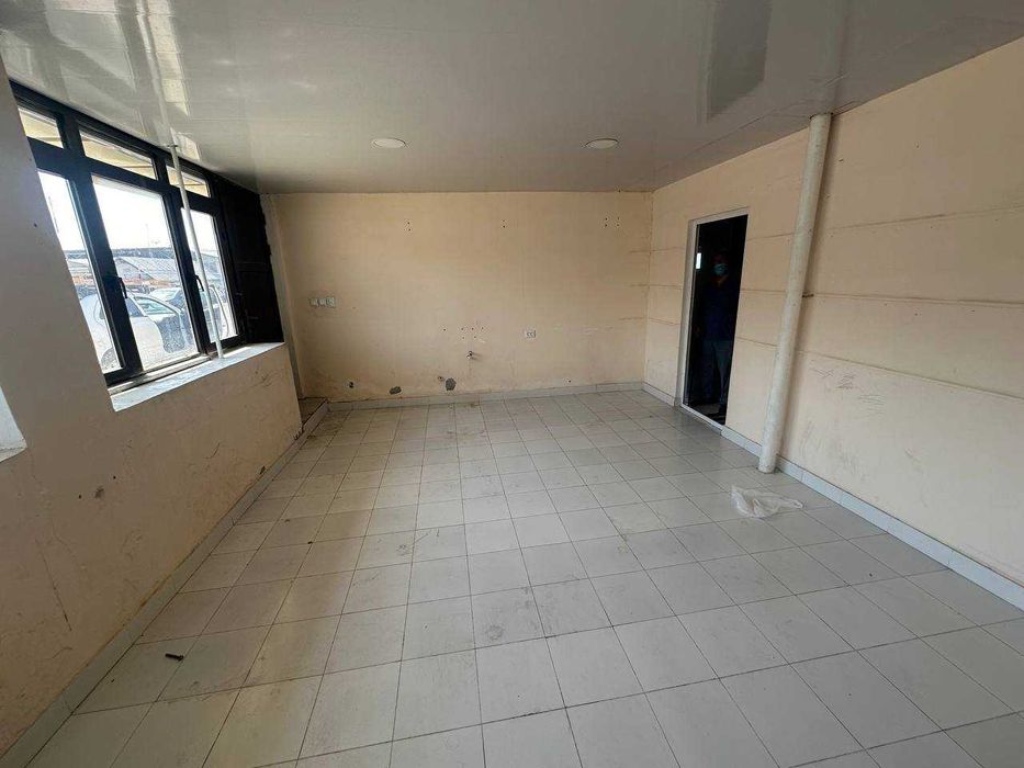 Здание под магазин и пекарню на оживлённой улице