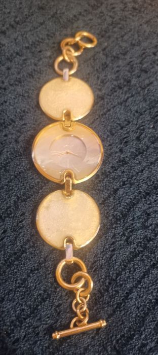 Дамски часовник DKNY-тип гривна