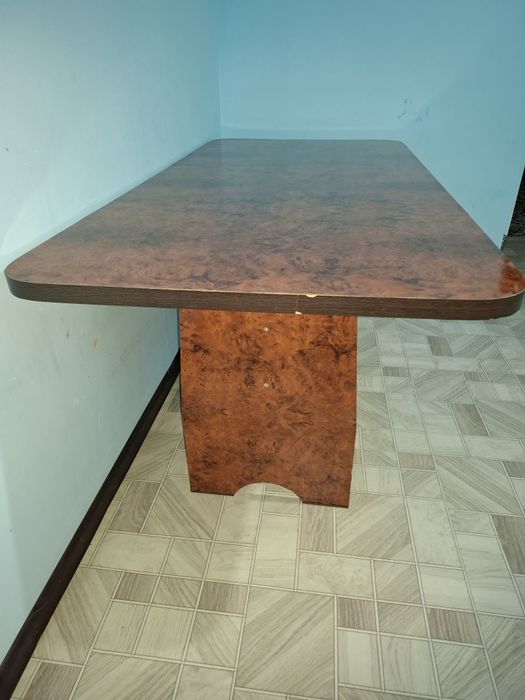 Продам стол        .