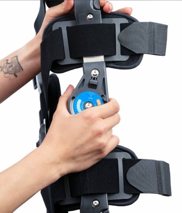 Orteza pentru genunchi ,mobila, telescopica, cu articulatii reglabile