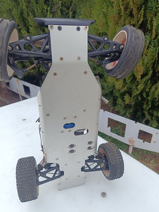 RC нитро бъги 1/8 със задно задвижване на френската марка T2M