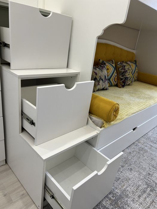 Продам кровать , комод, кресло тумбу