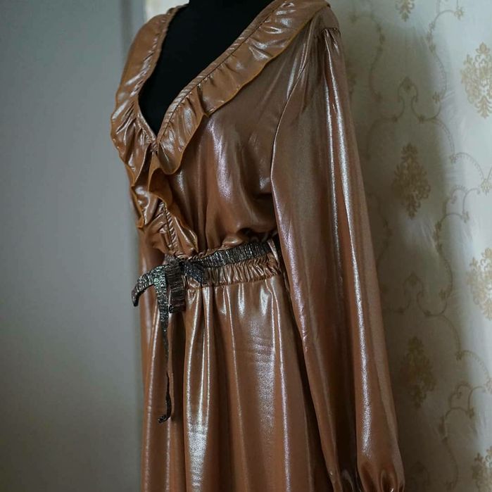 Rochie lunga lucioasă