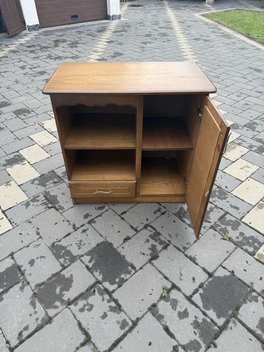 Dulap cu uși de lemn masiv