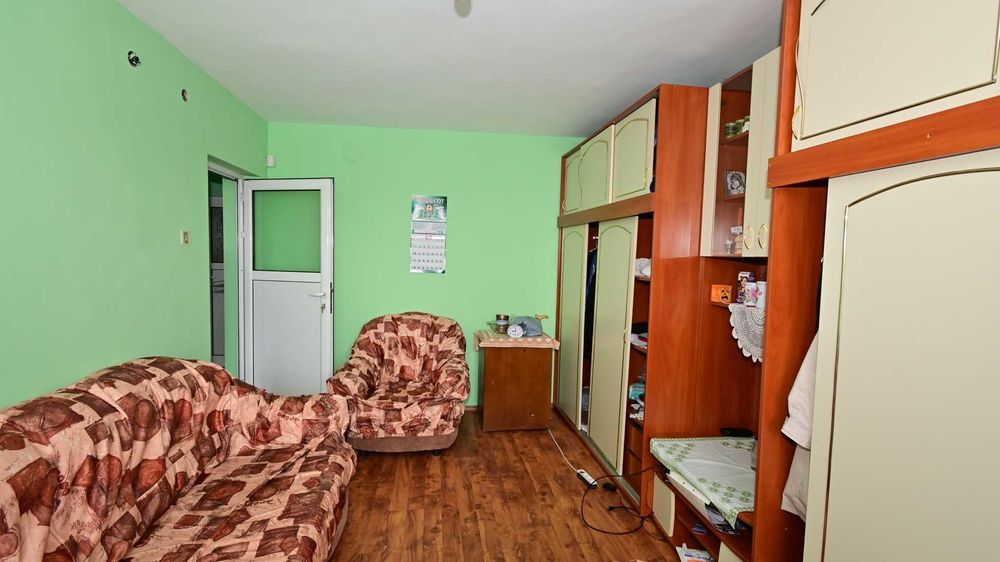 Самостоятелна, двуетажна, масивна къща в гр. Радомир