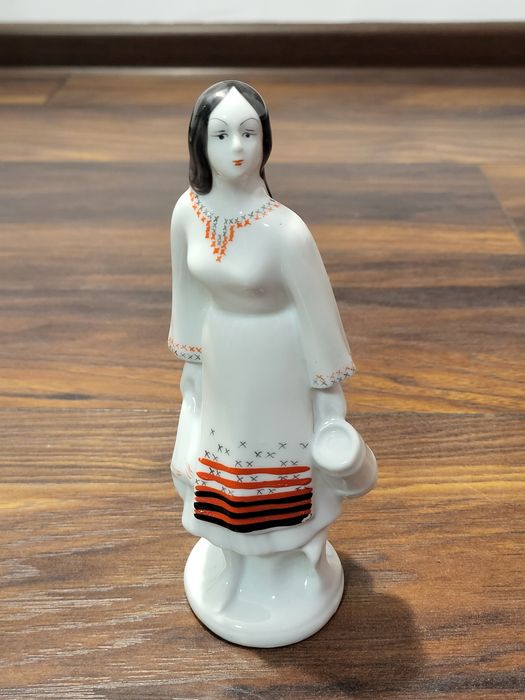 Bibelou vintage din porțelan românesc -  țărancă purtând un costum tradițional și ținând un ulcior, realizat de întreprinderea ARPO Curtea de Argeș