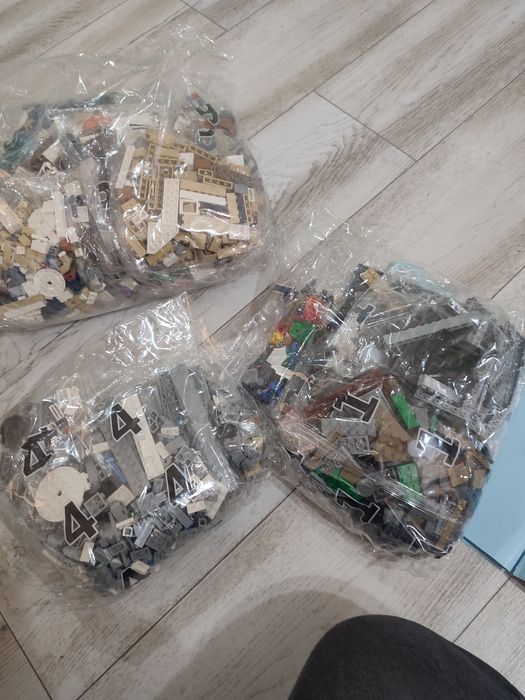 Vând lego Castel Disney land 390 ron