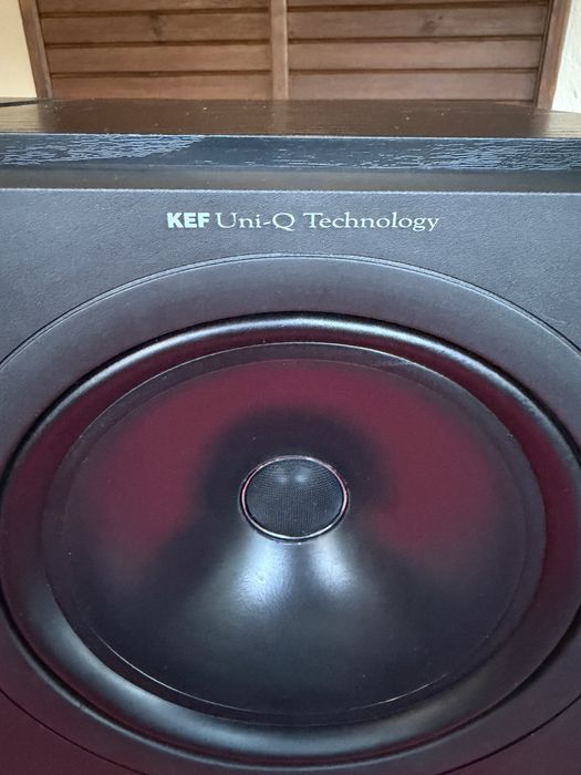 Продавам Kef Q60