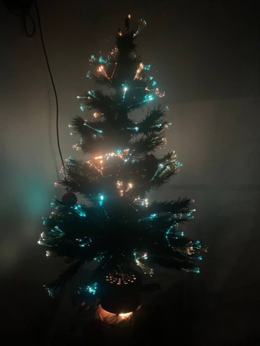 Продается электрическая  елка крутящаяся с подсветкой