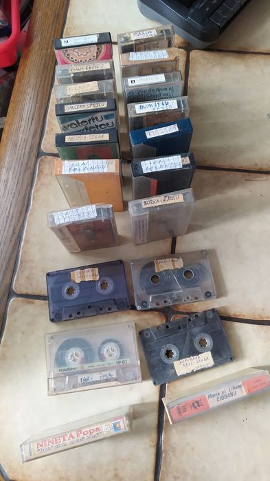 Vand casete muzica usoara si populara.