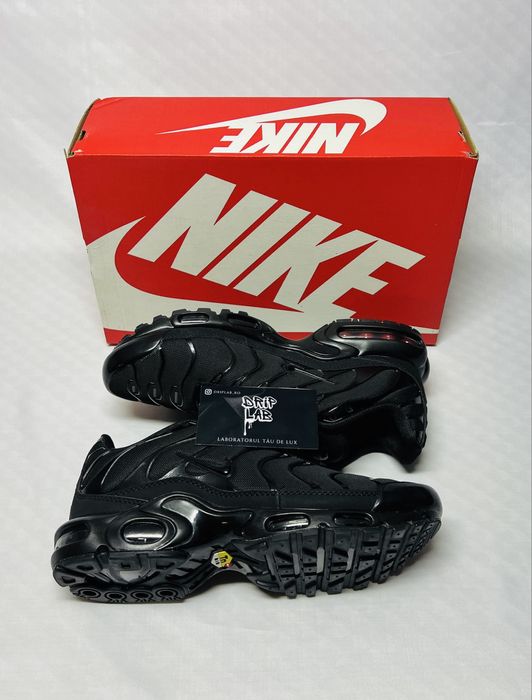 Nike Air Max Plus TN disponibil pe negru sau alb