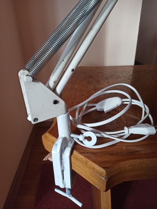 Lampă industrială cu arcuri albă