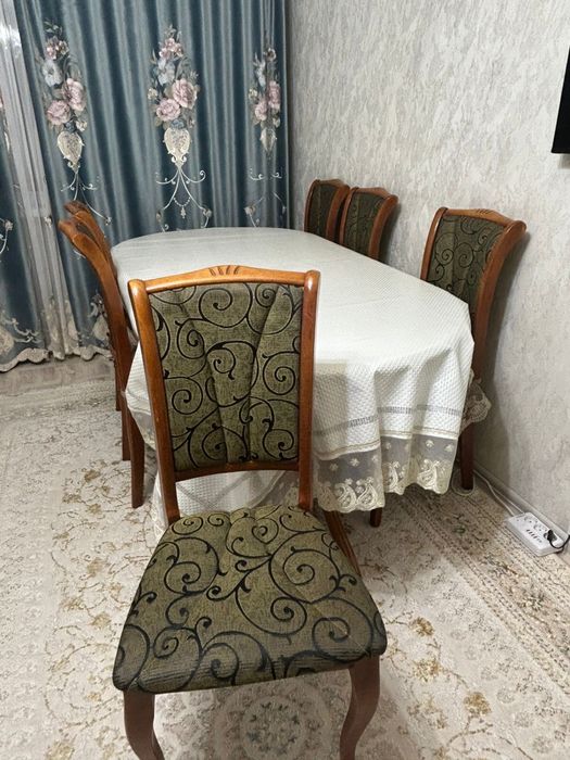 Стол со стульями для гостиной