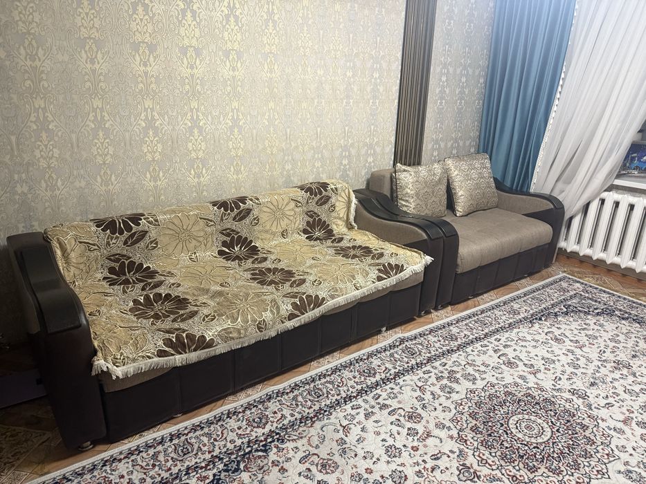 Диван продаю срочно торг 50.000 раздвигаеться оба
