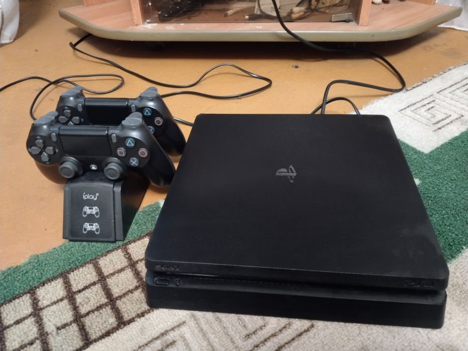 Продам пс4 с дисками