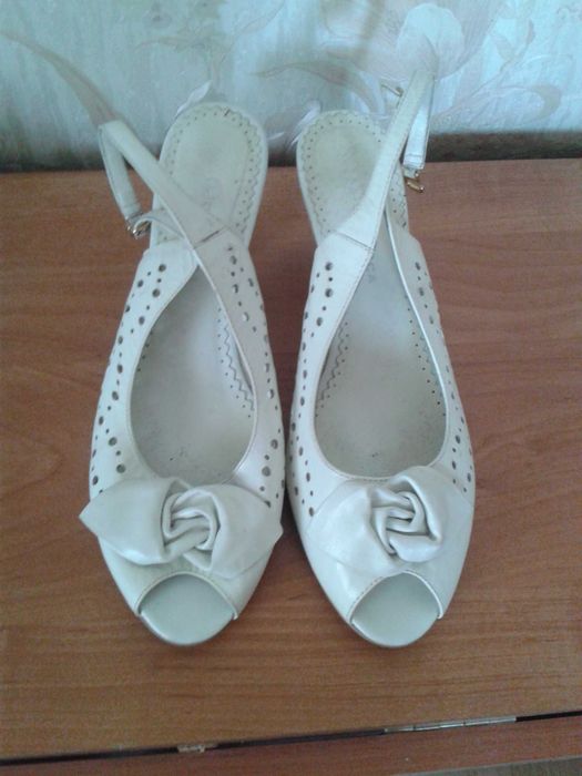 Продам женские босоножки